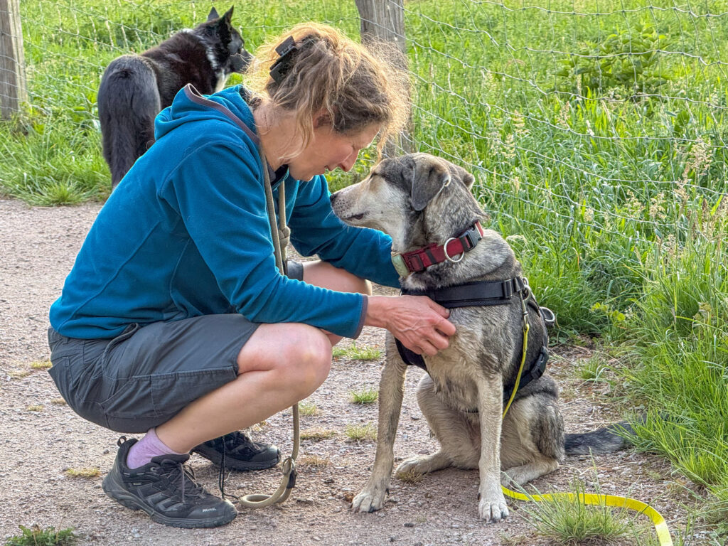 Hund Tanuschka und Frauchen Anna teilen kleine Geheimnisse.