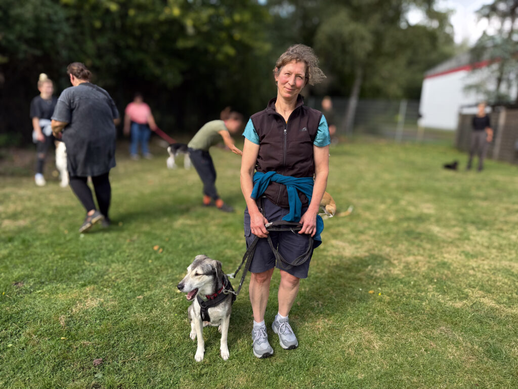 Tanuschka mit Frauchen Anna auf dem Trainingsplatz.